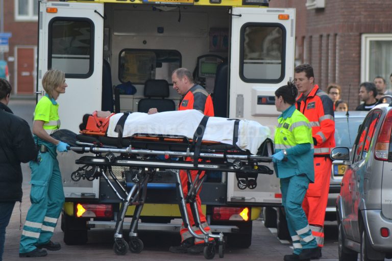 Vrouw gewond na val uit raam tijdens uitkloppen dekbed Beukelaarsstraat Rotterdam