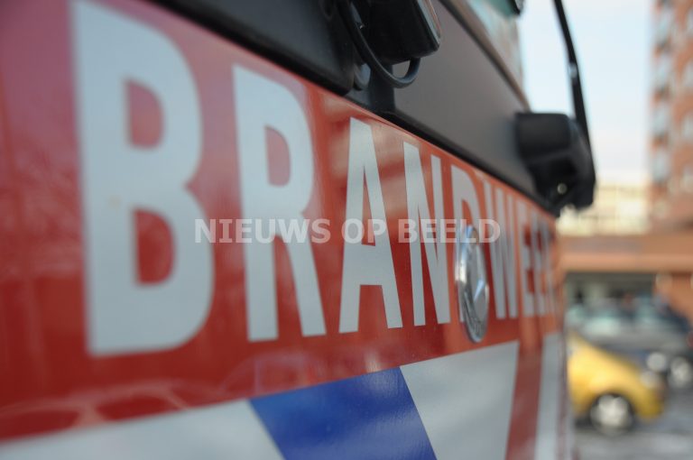 Lichtbalk tegen gevel vat vlam bij autodealer Westlandseweg Maassluis