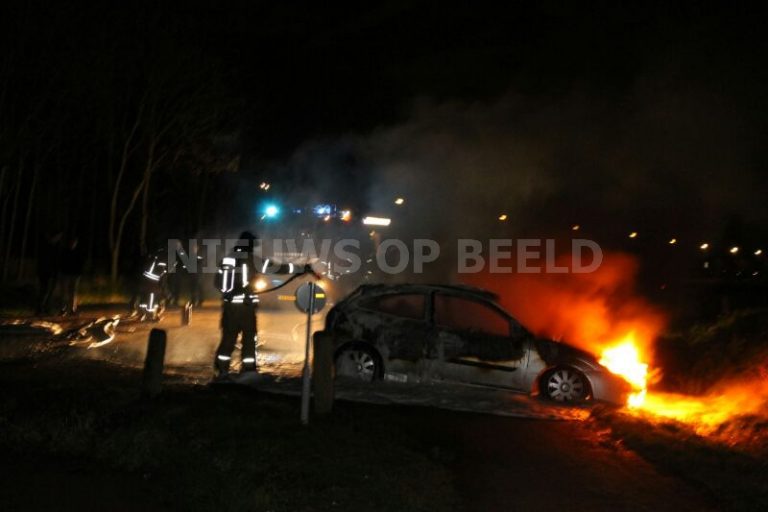 Auto volledig afgebrand op parkeerterrein Zuidbuurt Vlaardingen