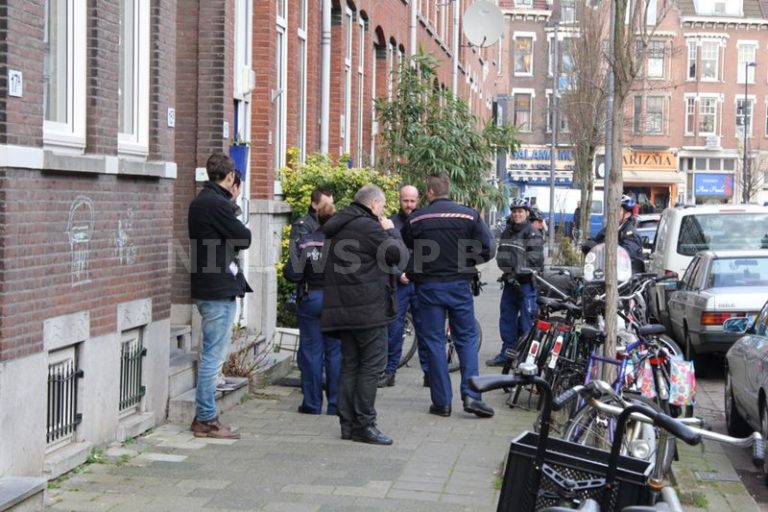 Overleden persoon aangetroffen in tuin Joost van Geelstraat Rotterdam