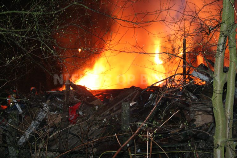 Restanten 25 tuinhuisjes in vlammen op na brandstichting Bosdreef Rotterdam [VIDEO]