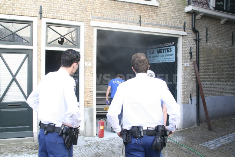 Medewerkers van aannemersbedrijf ademen rook in bij brand Prinsensteeg Schiedam