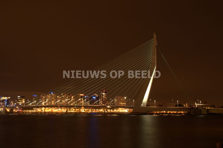 Grote uitruk hulpdiensten voor persoon te water Erasmusbrug Rotterdam