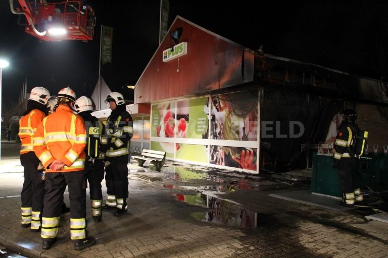 Buitenbrand tegen gevel zet supermarkt in brand Emmastraat Rozenburg