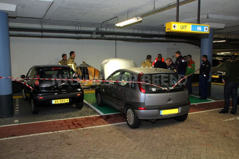 Auto in parkeergarage ramt muur van C&A filiaal Alexandrium Rotterdam