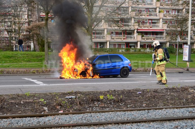 Auto in vlammen op door kortsluiting Spinozaweg Rotterdam