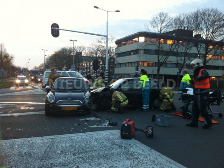 Vrouw door brandweer uit auto geknipt na ongeval Kralingseweg Capelle aan den IJssel [VIDEO]