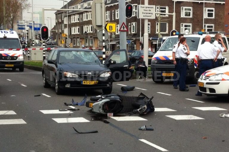 Scooterachtervolging eindigt tegen twee auto’s Dorpsweg Rotterdam