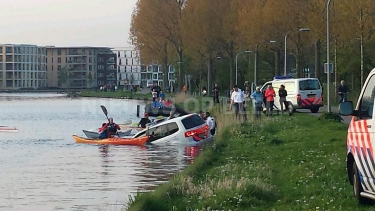 Politieauto raakt te water tijdens wilde achtervolging Zuid Schalkwijkerweg Haarlem