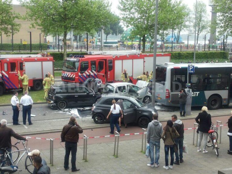 Puinhoop na ongeval met RET bus Rosestraat Rotterdam
