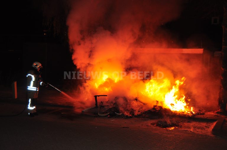 Stapel met grofvuil in lichterlaaie door brandstichting Sliedrechtstraat Rotterdam