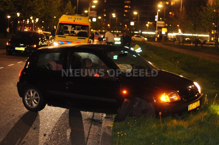 Geparkeerde auto total-loss na aanrijding Oldegaarde Rotterdam