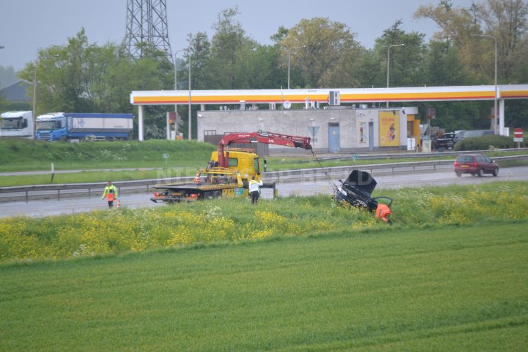 Auto ondersteboven in sloot langs A29 Numansdorp