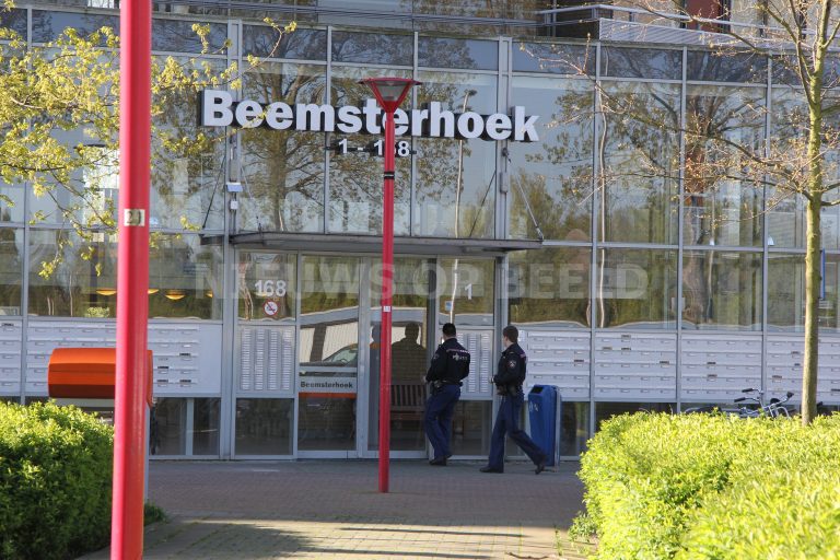 Man en vrouw gewond na steekpartij in woning Beemsterhoek Capelle aan den IJssel [VIDEO]