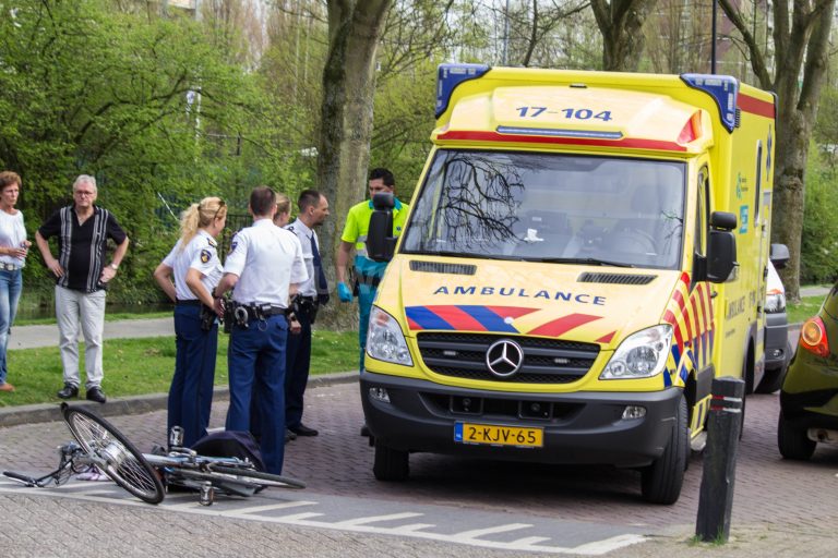 Fietser gewond na botsing met auto Willem de Zwijgerlaan Vlaardingen