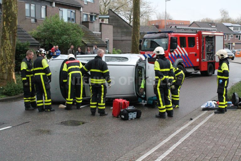 Auto knalt op boom en belandt op zijkant Gaardedreef Zoetermeer