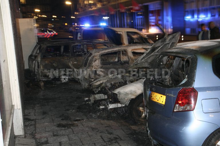 Meerdere auto in brand door brandstichting Pinkstraat Rotterdam