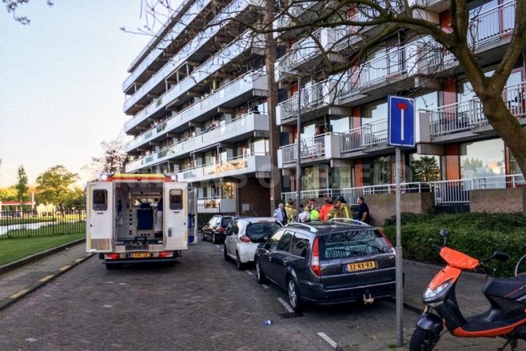 Meisje (16) zwaargewond na val 6e verdieping Boezemdwarsstraat Rotterdam