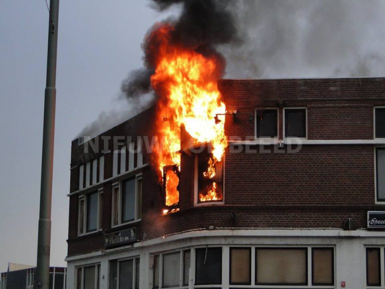 Onderzoek naar felle uitslaande brand in voormalig café Merwedestraat Dordrecht