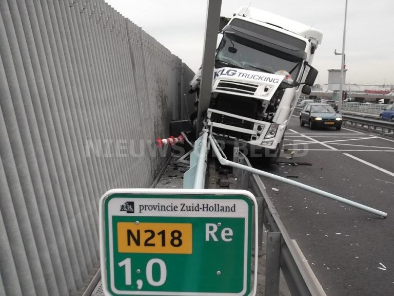 Hartelbrug afgesloten na éénzijdig ongeval met vrachtwagen