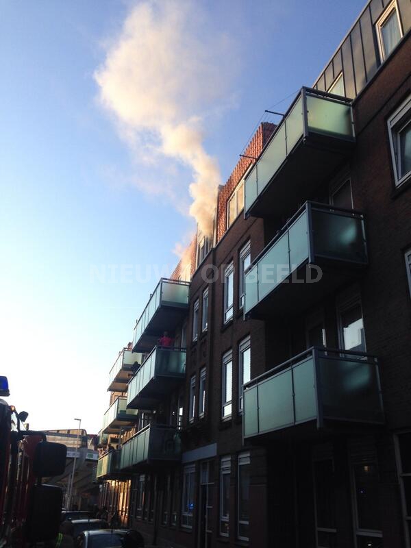 Veel rookontwikkeling bij felle woningbrand Spiegelstraat Rotterdam