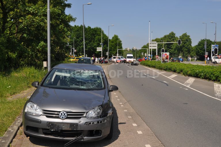 Gewonde na ongeval tussen auto en scooter Boszoom Rotterdam