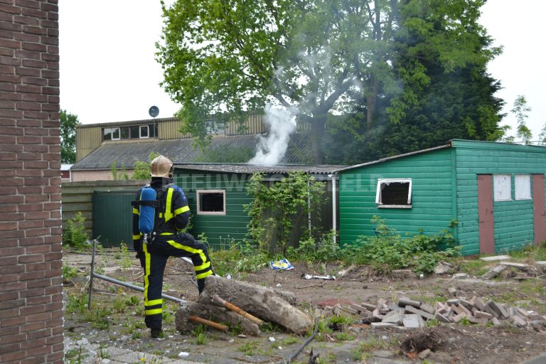 Brandweer blust brand in schuurtje met asbest van der Waalstraat Mijnheerenland