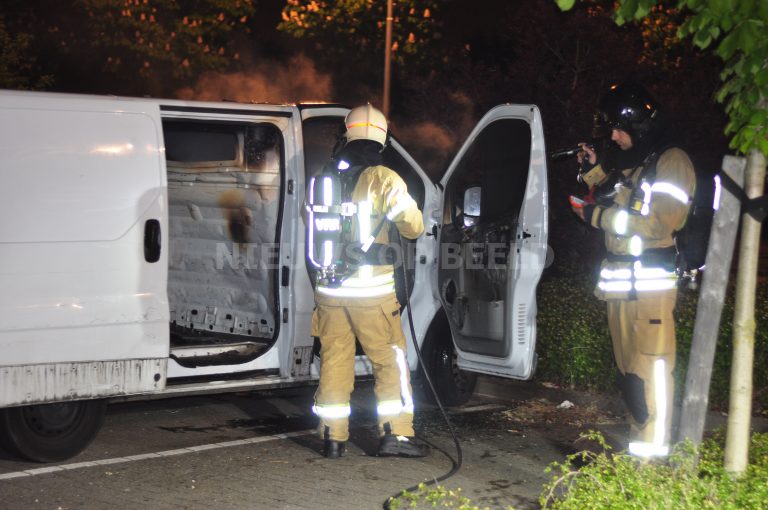 Brandweer blust autobrand in eigen straat Albert Plesmanweg Rotterdam