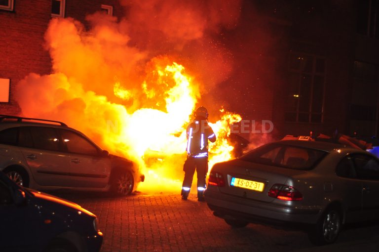 Auto’s afgebrand na brandstichting Schammenkamp Rotterdam