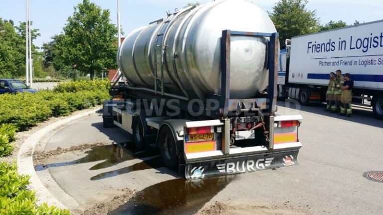 Handhavers treffen lekkende tankwagen aan Groenedijk Capelle aan den IJssel