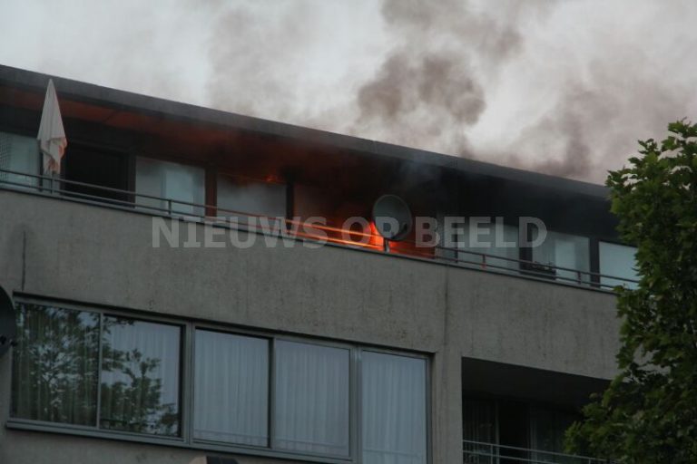 Felle brand op balkon van woning Brede Hilledijk Rotterdam
