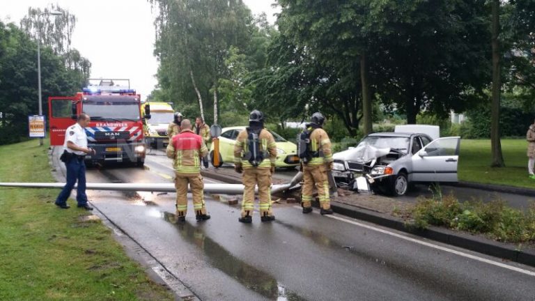 Auto bezaait met verf na flink eenzijdig ongeval Burgemeester van Beresteijnlaan Capelle a/d IJssel
