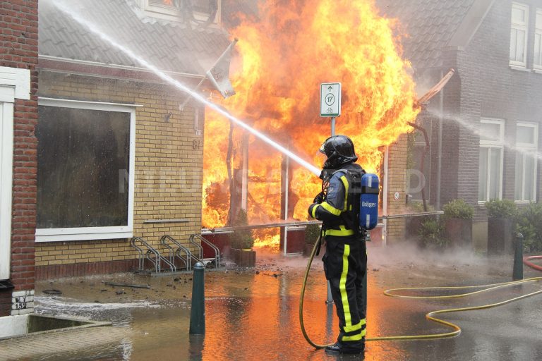 Zeer grote brand verwoest winkel van bakker Dorpsstraat Heerjansdam