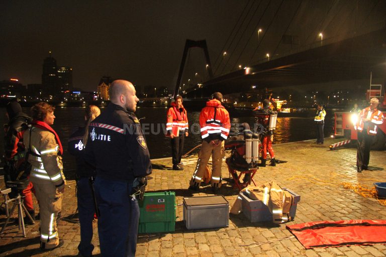Veel hulpdiensten uitgerukt voor gestolen auto te water Maaskade Rotterdam
