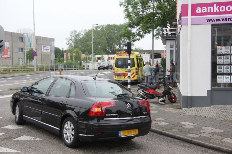 Lichtgewonde na ongeval scooter met auto Bermweg Capelle aan den IJssel