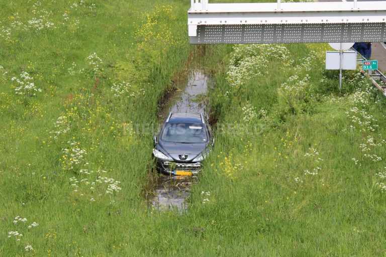 Auto raakt te water bij eenzijdig ongeval A29 Numansdorp