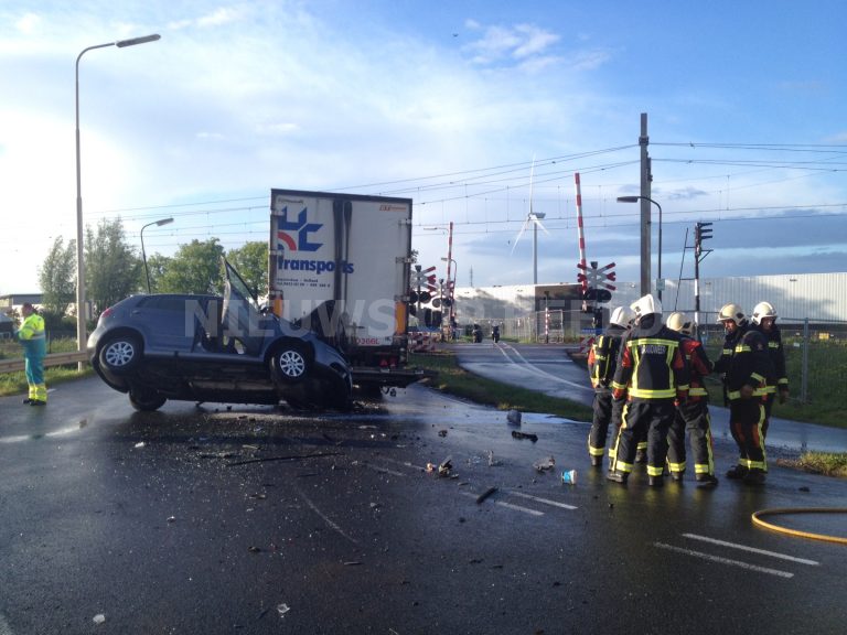 Auto vast aan laadklep vrachtwagen na ongeval N456 Bredeweg Zevenhuizen