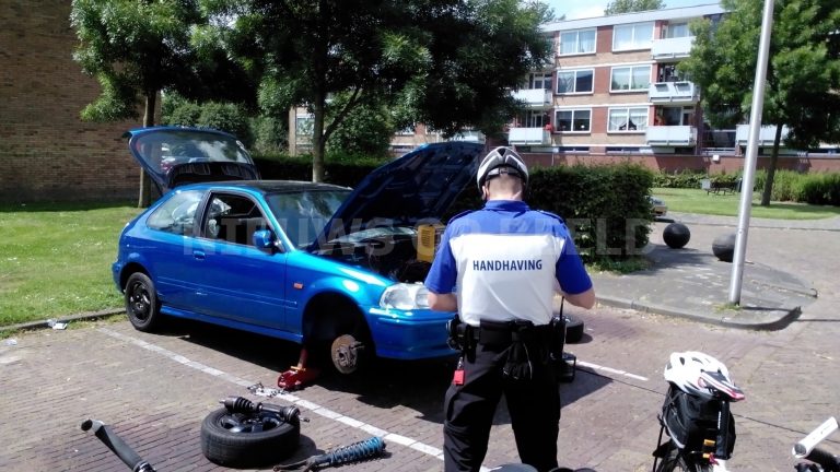 Boete na flinke werkzaamheden aan auto’s op openbare weg Wiekslag Capelle aan den IJssel