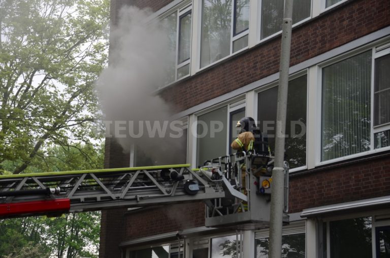 Mensen vast op balkon bij uitslaande woningbrand in flat Augustinusstraat Rotterdam (GRIP1)