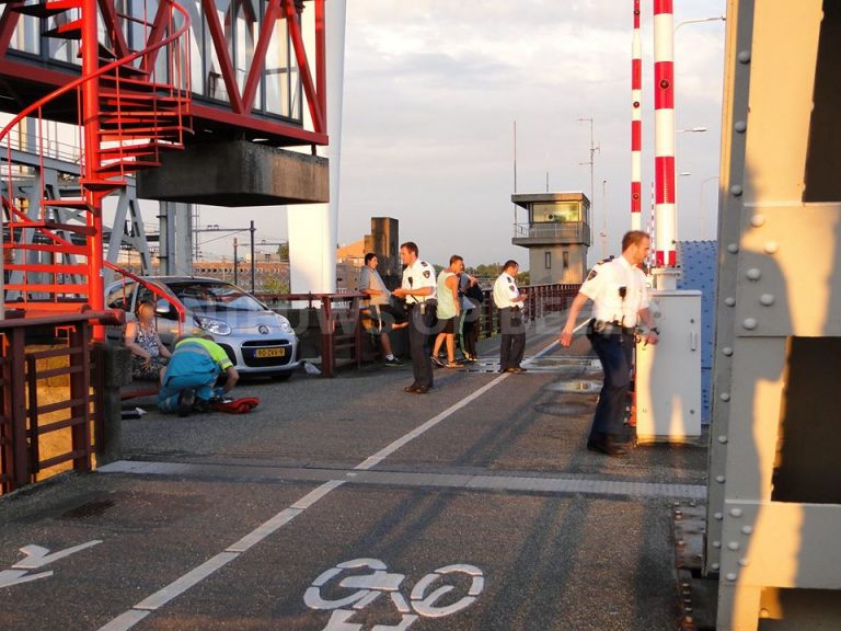 Vrouw gewond na eenzijdig ongeval met scooter Dordtse Verkeersbrug Zwijndrecht