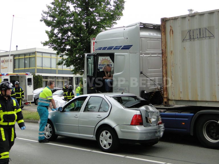 Drie gewonden na ongeval tussen vrachtwagens en auto Mijlweg Dordrecht
