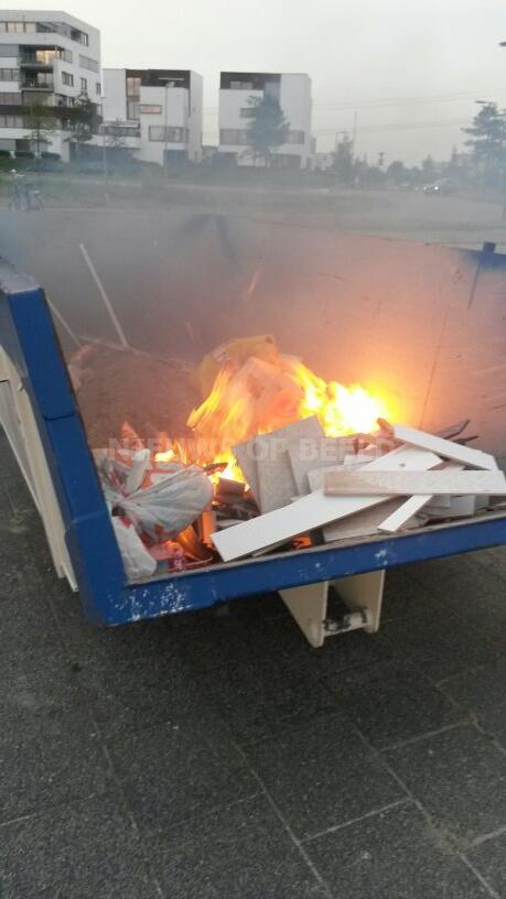 Smeulend barbecue-afval veroorzaakt brandje in container Kretalaan Rotterdam
