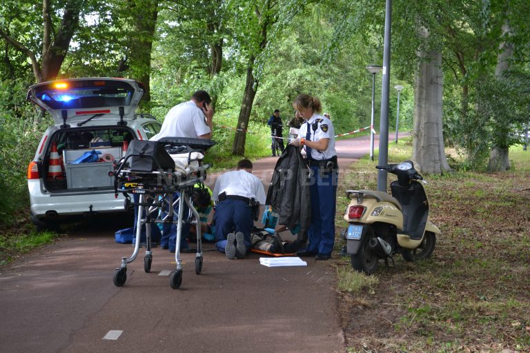 Omkijkende scooterrijder komt ongelukkig ten val Bosdreef Rotterdam