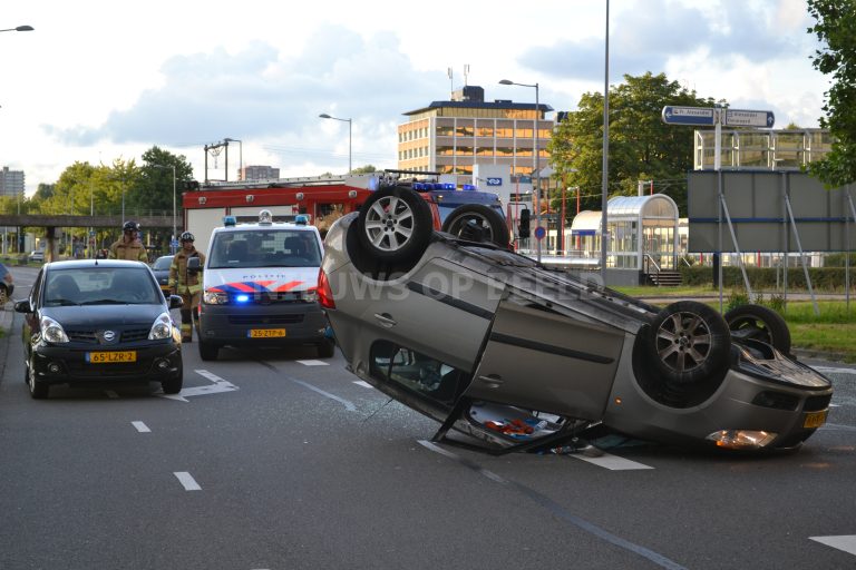 Auto slaat over de kop tijdens uitwijkmanoeuvre Prins Alexanderlaan Rotterdam