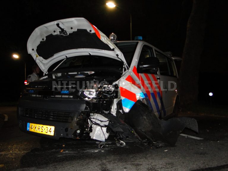 Politievoertuig crasht op weg naar melding door dromende dame Dordrecht