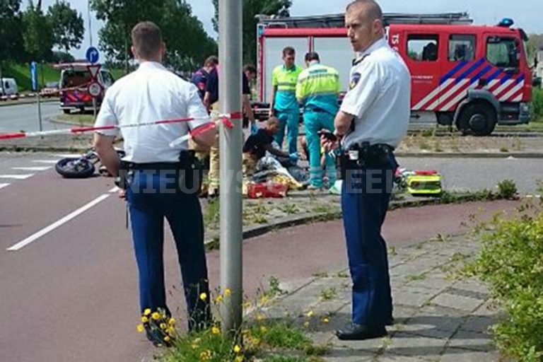 Gewonde na ongeval tussen auto en brommer Schenkelweg Spijkenisse
