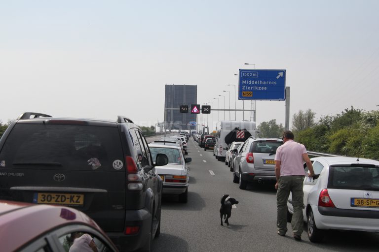 File’s voor de Haringvlietbrug A29 door brandalarm brugwachtershuisje