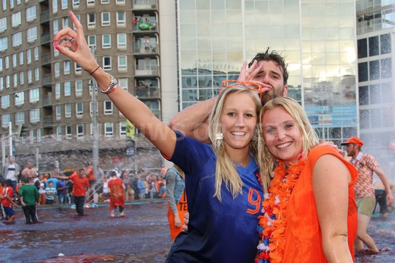 Oranjefans vieren wederom feest in Hofpleinfontein Rotterdam