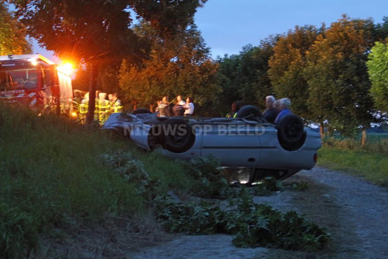 Automobilist gewond na éénzijdig ongeval Boomdijk Klaaswaal
