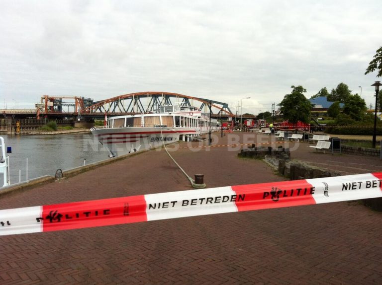 Bijna 200 opvarenden geëvacueerd van zinkend passagiersschip IJsselkade Zutphen